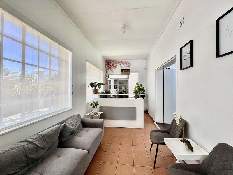 Office Building with 2 Bedroom Flat For Sale - Photo 4