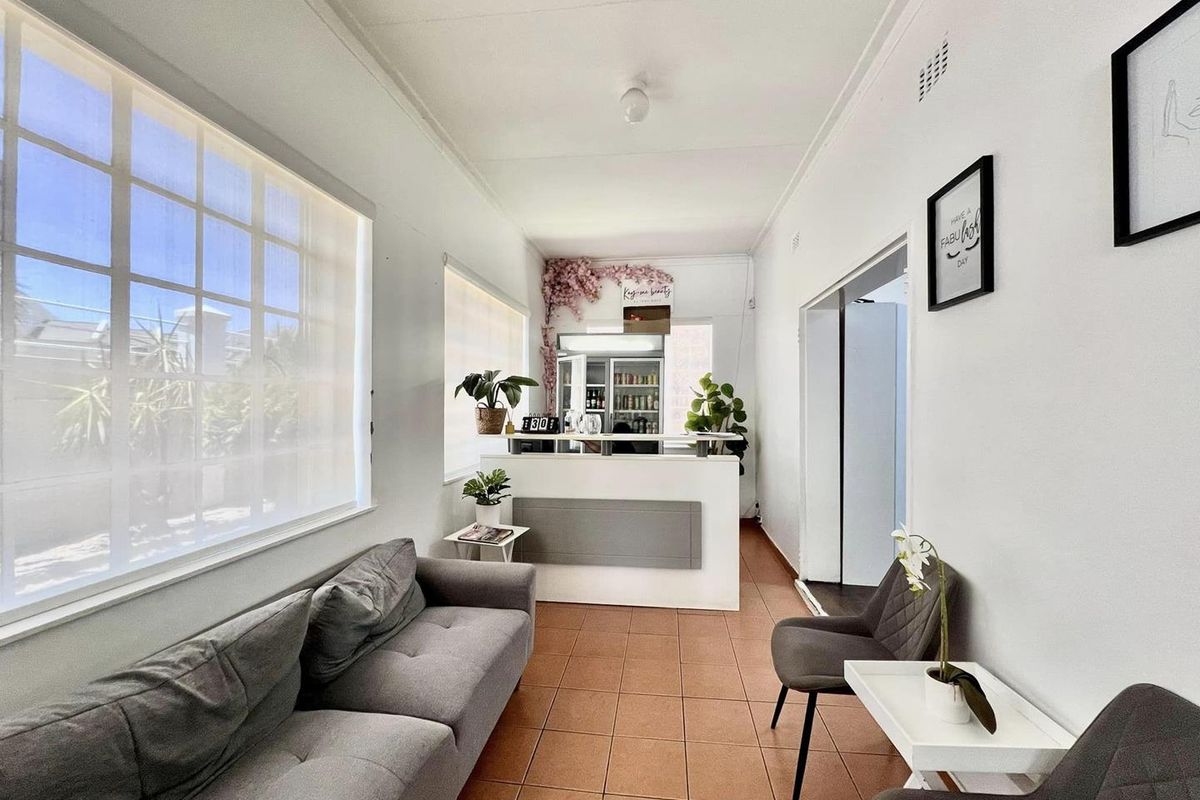 Office Building with 2 Bedroom Flat For Sale - Photo 4