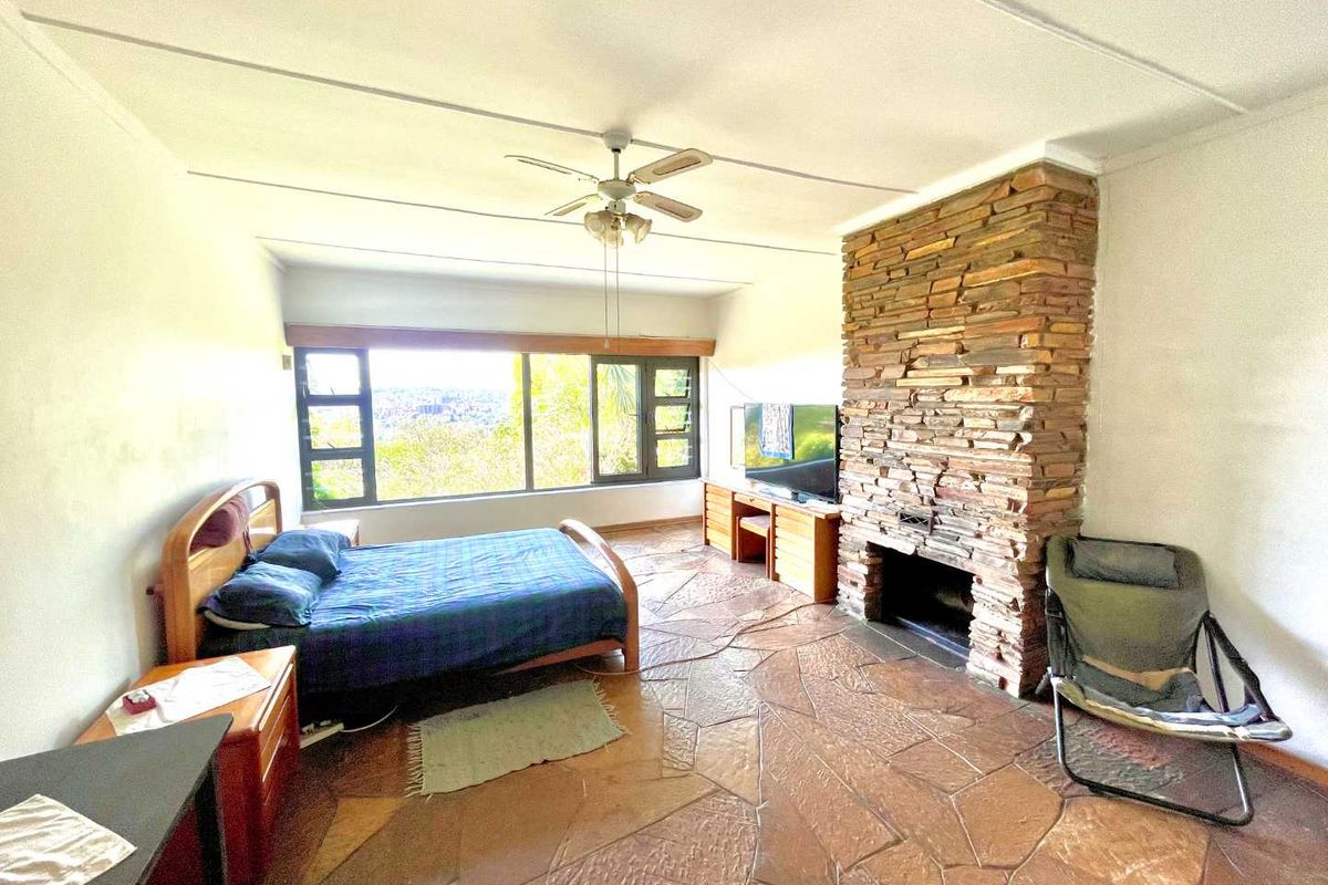 **Private, Hidden away, North-facing 6-Bedroom Family Home with Spectacular Views of Union Building and Loftus in Muckleneuk - House to Renovate** - Photo 5