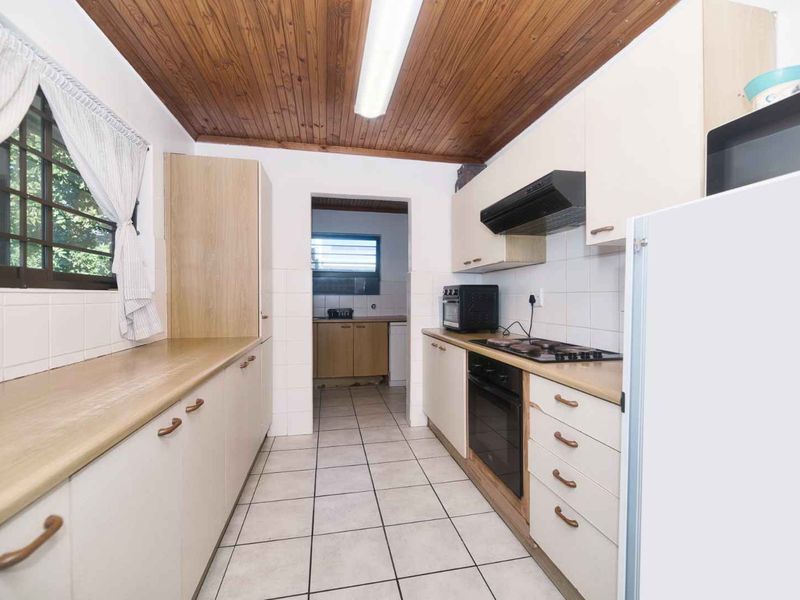 Comfortable family home in Westcliff - Photo 8