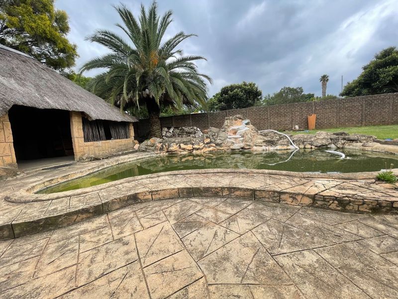 EXCEPTIONAL 5BEDROOM FAMILY HOME WITH 3POTENTIAL INCOME-GENERATING COTTAGES FOR SALE IN SUNWARD PARK - Photo 2