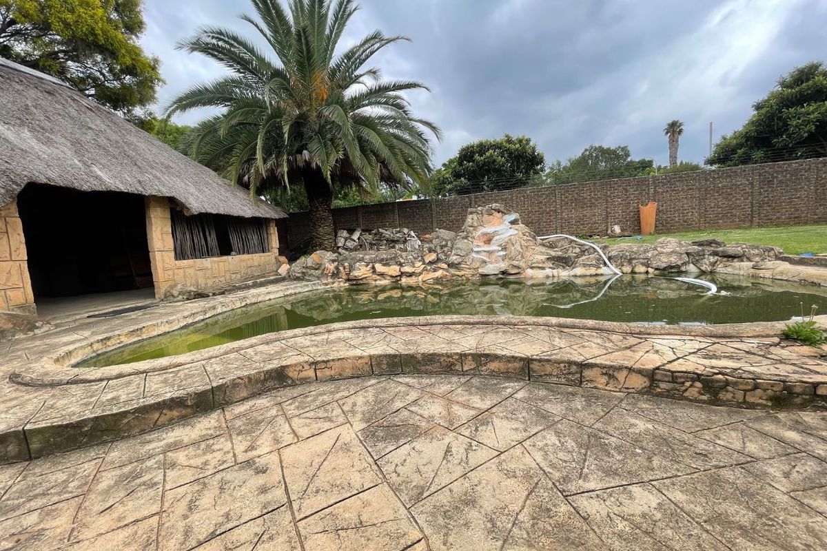 EXCEPTIONAL 5BEDROOM FAMILY HOME WITH 3POTENTIAL INCOME-GENERATING COTTAGES FOR SALE IN SUNWARD PARK - Photo 2