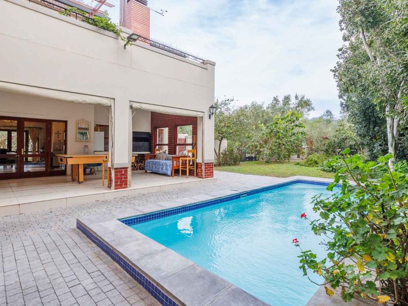 Elegant and Private Five-Bedroom Family Home with Exceptional Mountain Views on Val de Vie Estate - Photo 10