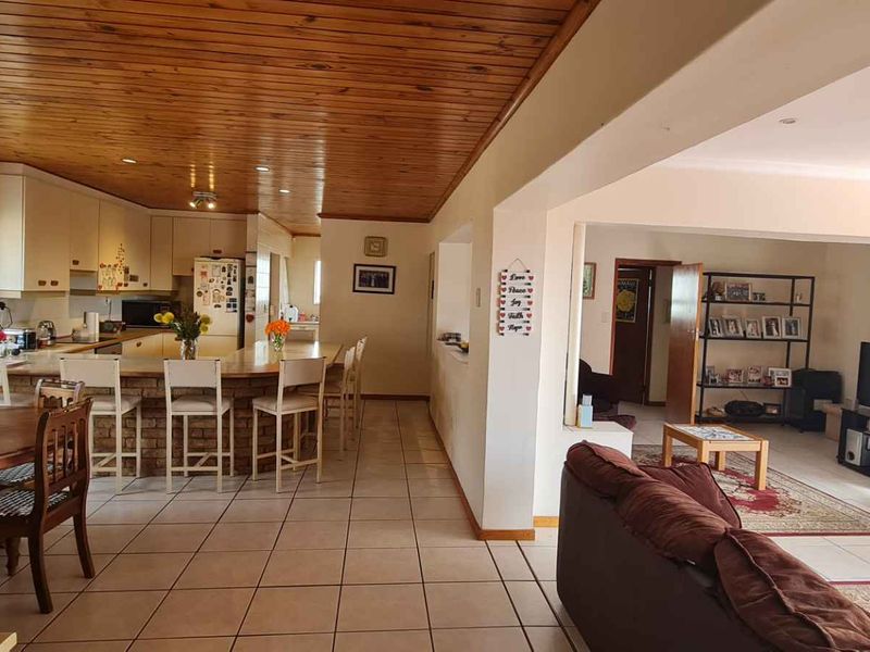 Versatile Family Home & Investment Gem – 3 Self-Contained Flatlets, Stunning Views in Plattekloof - Photo 9