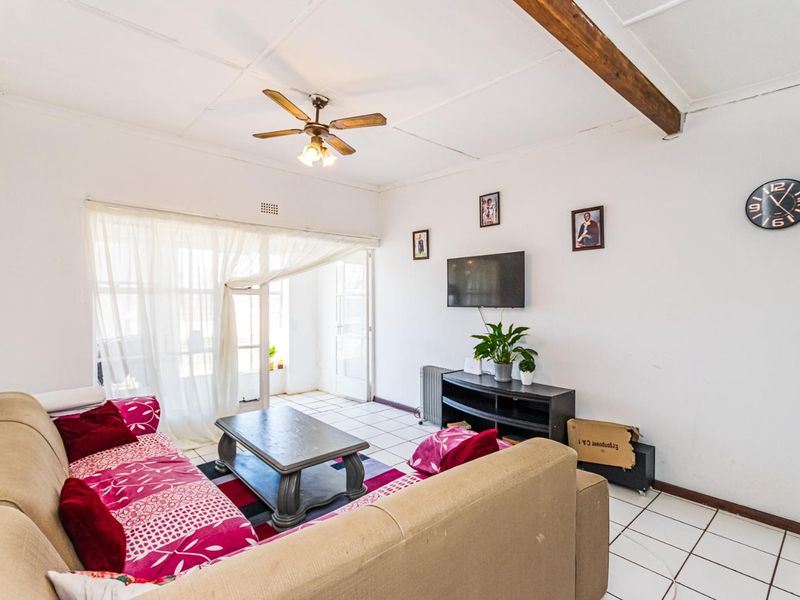 Live Large on the First Floor - Photo 5