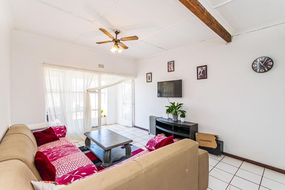 Live Large on the First Floor - Photo 5