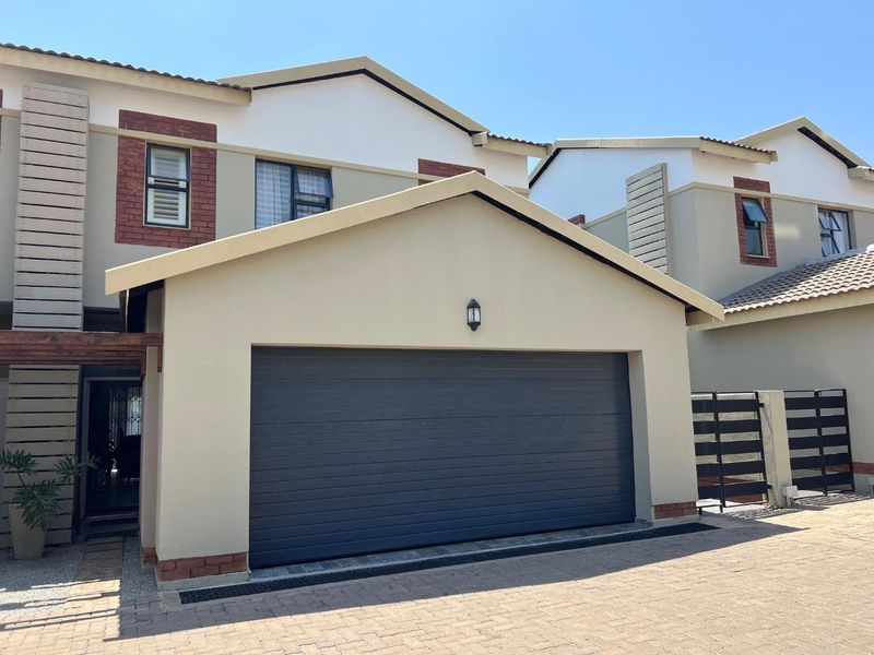 Delightful Semi-Detached Townhouse in a Sought-After Location - Photo 4