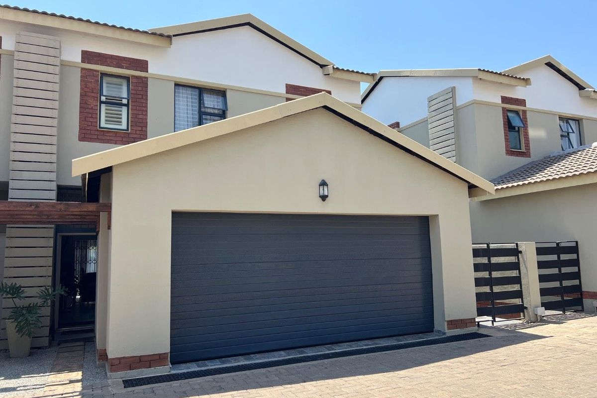 Delightful Semi-Detached Townhouse in a Sought-After Location - Photo 4
