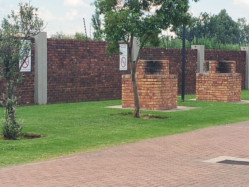 2 bed 2nd floor unit in Well Maintained Complex, close to East rand Mall + 24 hour guard! - Photo 6
