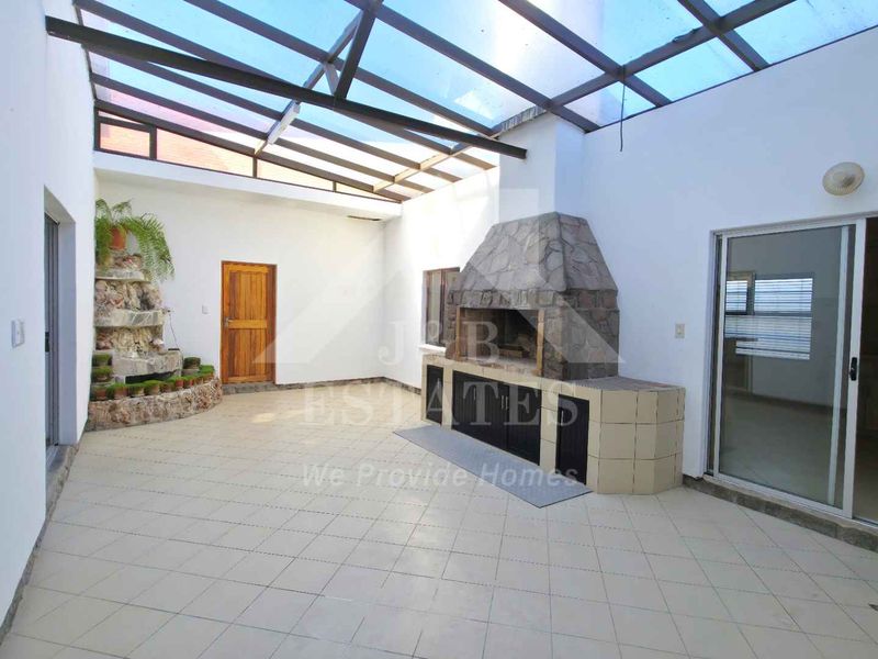 Elegant Beachfront House - Photo 2