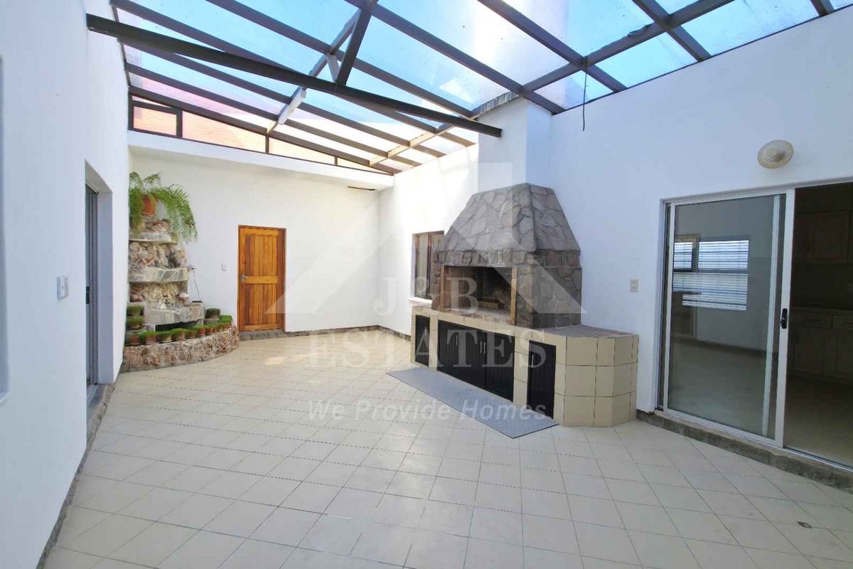 Elegant Beachfront House - Photo 2