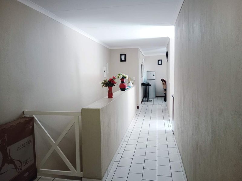 Charming 2-Bedroom Apartment in Secure 24-Hour Security Complex - Photo 9