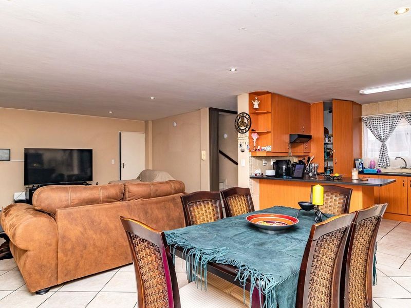 Double-Storey Delight: Perfect Family Retreat in Barlett! - Photo 6