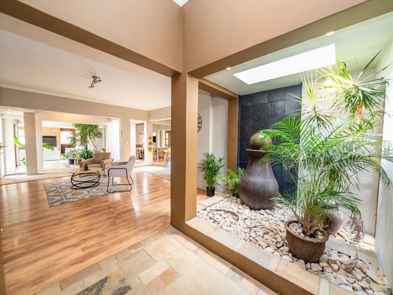 A Family Home in the heart of  GLEN MARAIS - Photo 2