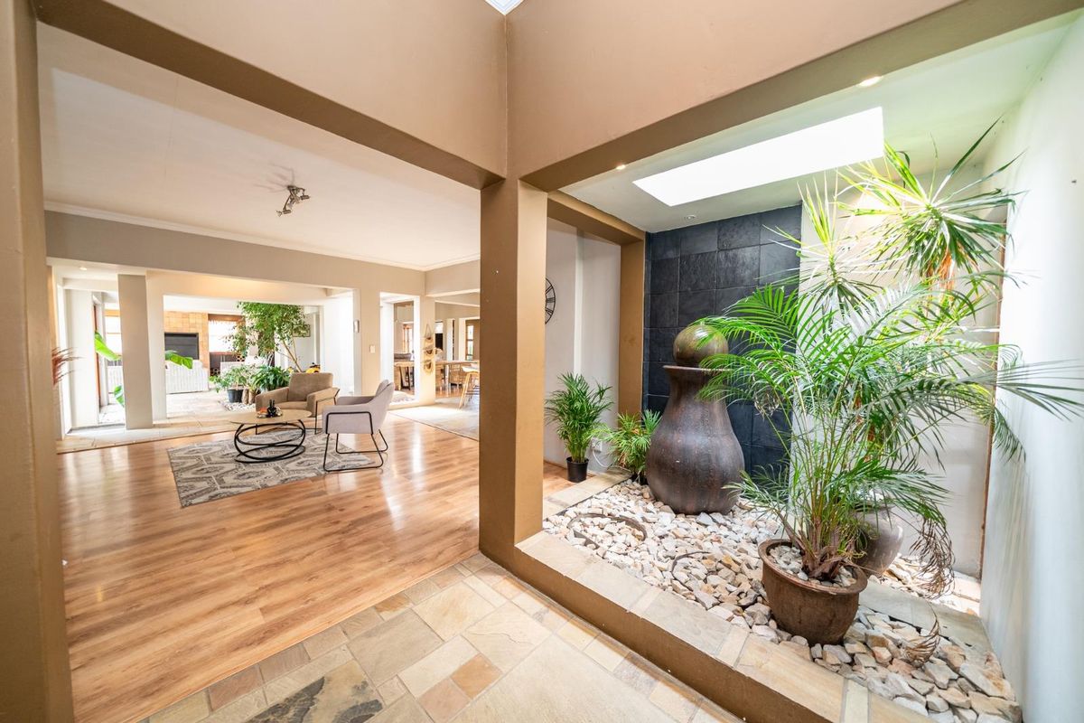 A Family Home in the heart of  GLEN MARAIS - Photo 2