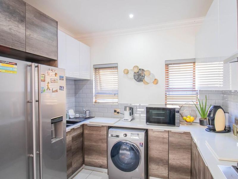 3-Bedroom, 2 Bathroom House in San Vincenzo - Photo 4