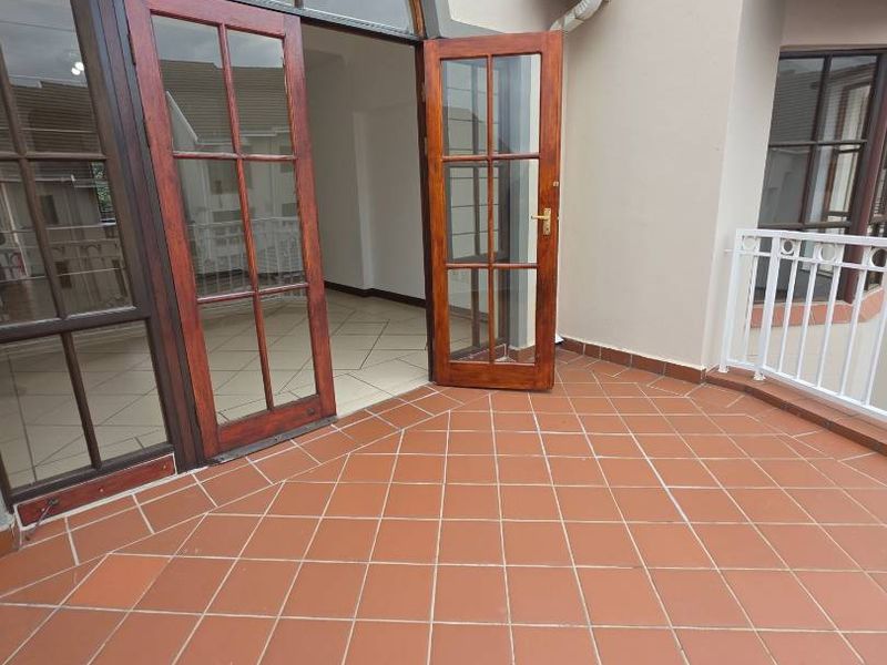 SPACIOUS 2 BED APARTMENT IN STUNNING COMPLEX - Photo 8
