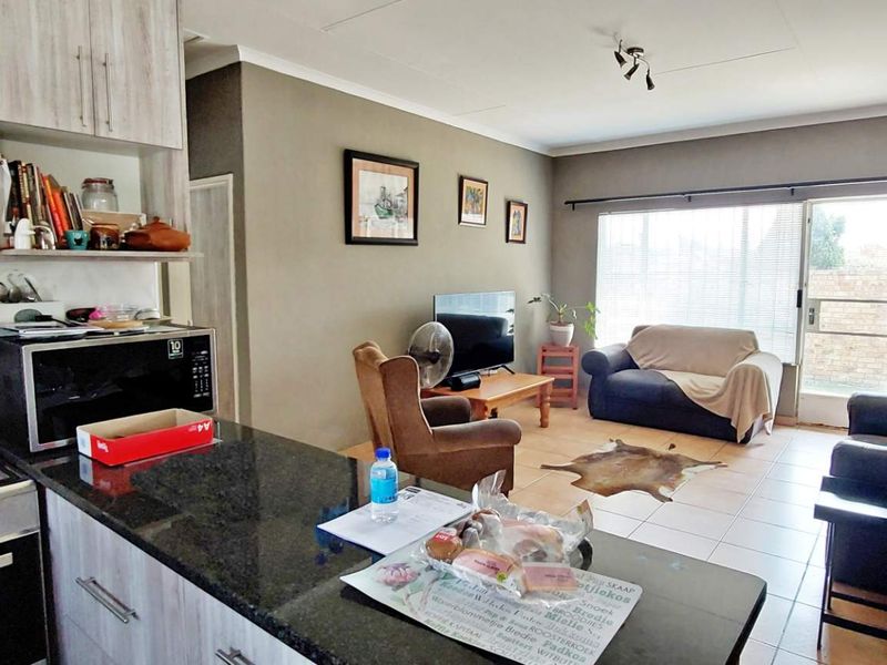 Lock-Up-and-Go Simplex with Modern Amenities - Photo 2