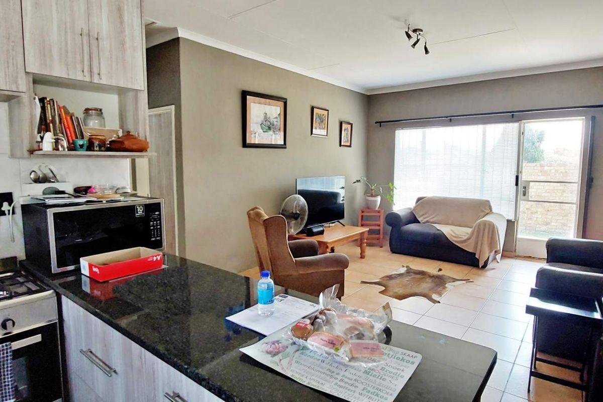 Lock-Up-and-Go Simplex with Modern Amenities - Photo 2