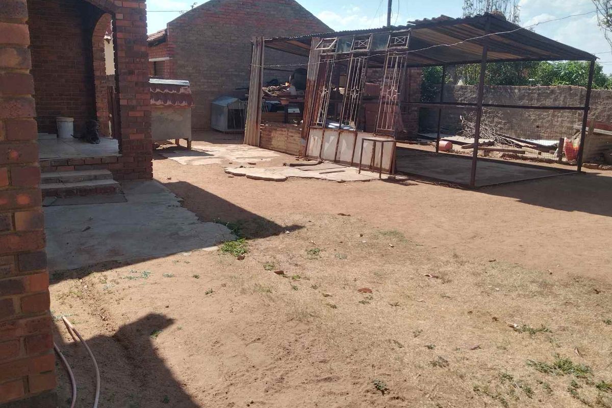 3 bedrooms house for sale in Soshanguve HH - Photo 3