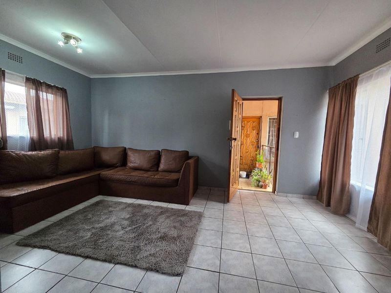 Secure & Stylish Upstairs Unit in Verwoerdpark - Photo 5