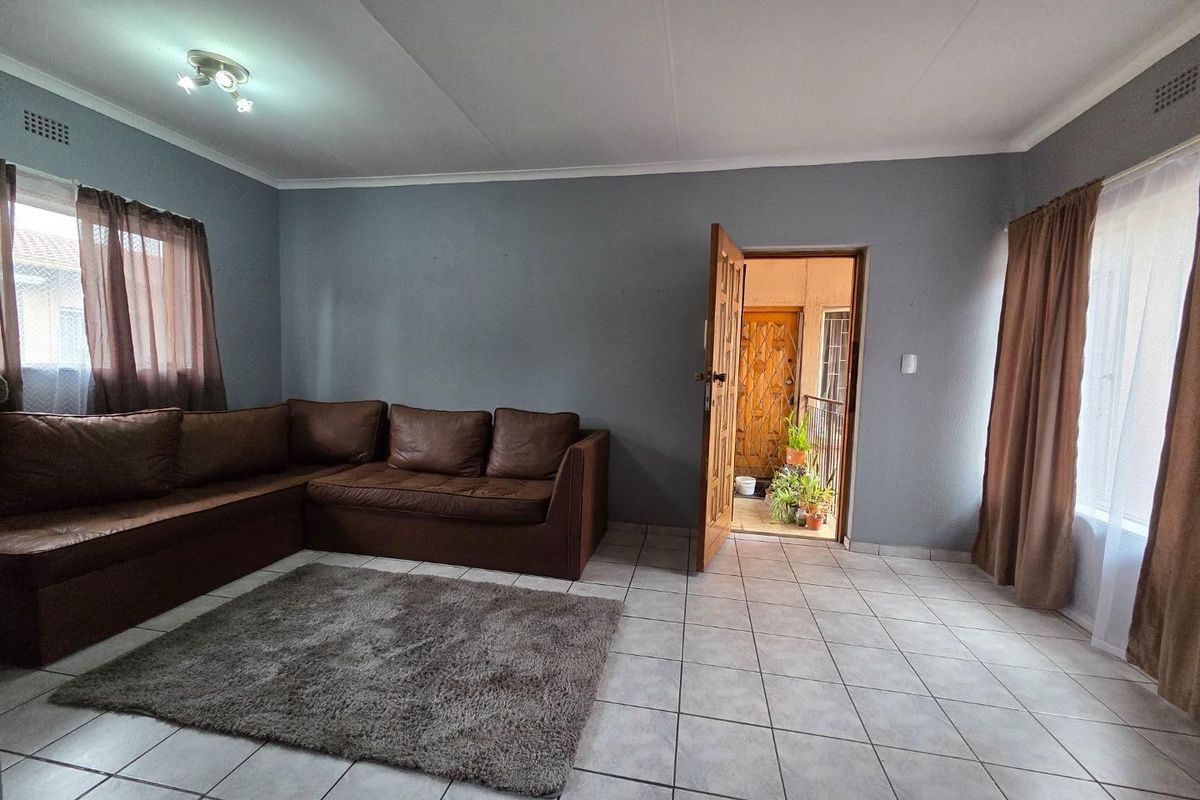 Secure & Stylish Upstairs Unit in Verwoerdpark - Photo 5