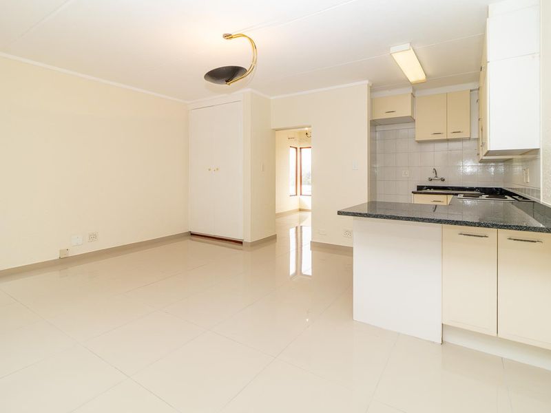 Inviting Top-Floor Apartment – Perfect Lock-Up-and-Go! - Photo 3