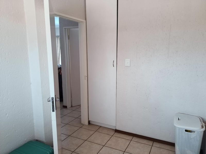 2 bed 2nd floor unit in 24h security complex, close to East rand Mall - Photo 6