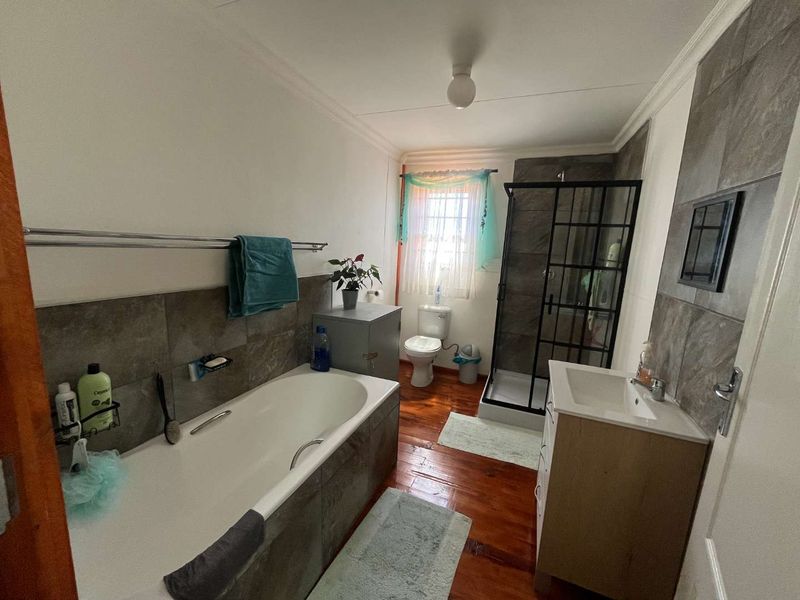 Beautiful 9.053 ha Smallholding with House & Cottage – Completely Off-Grid – Just Outside Upington - Photo 2