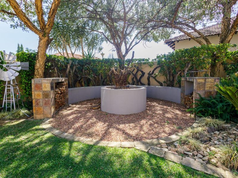 Luxury 5-Bedroom Family Home with Study, 3 Garages & Exceptional Entertainment - Photo 4