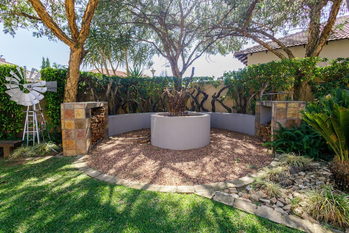 Luxury 5-Bedroom Family Home with Study, 3 Garages & Exceptional Entertainment - Photo 4