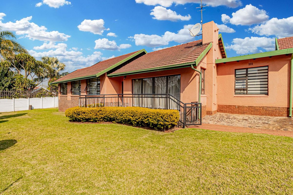 Discover Tranquility in a Charming Heritage Suburb - Photo 2
