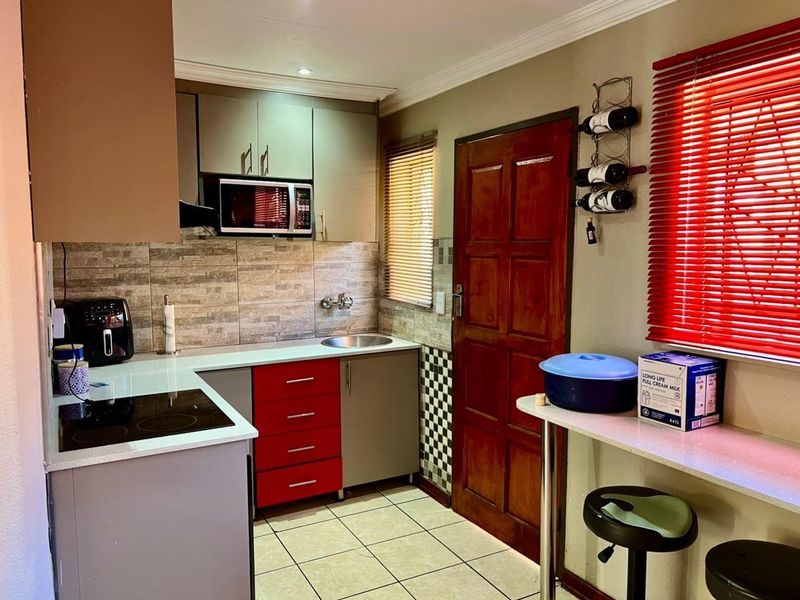 Move in ready 3 bedrooms house for sale in Soshanguve AA - Photo 2