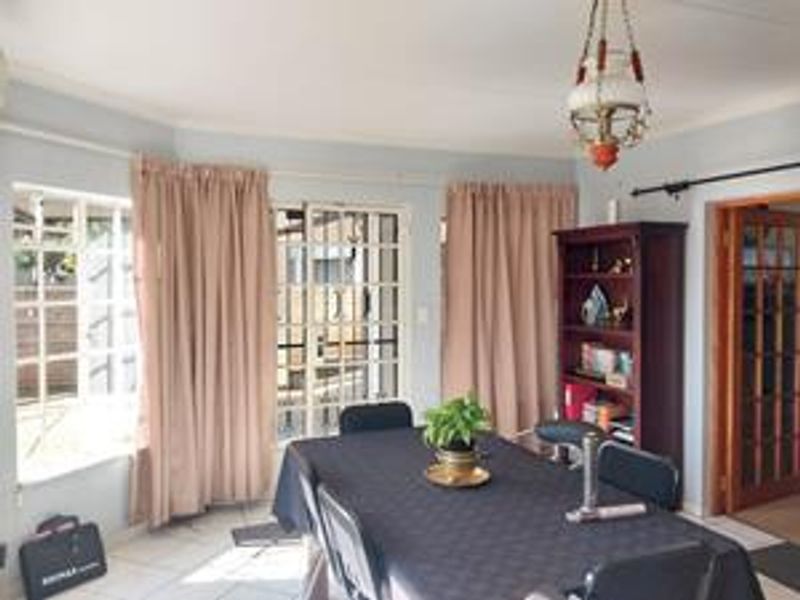 HUGE FAMILY HOME IN PRIME AREA - Photo 3