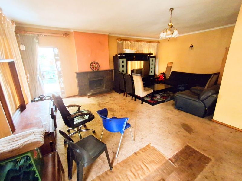 "Lovely residential property located in the lush surroundings of Bezuidenhout Valley, Johannesburg" - Photo 8