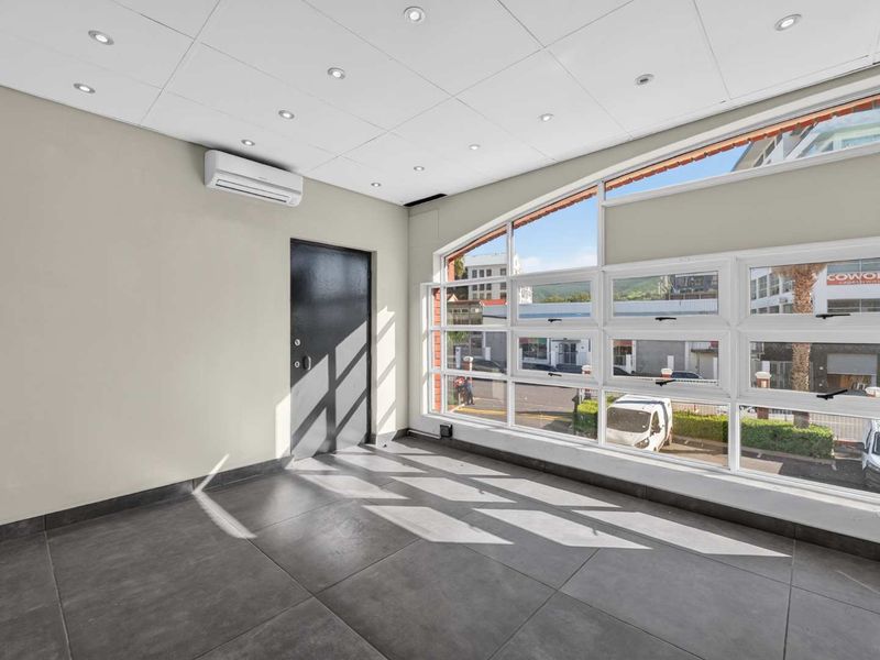 Bright 160m2 Office Space To Let in Roeland Square | Gardens | Excellent Natural Light & Exposure - Photo 2