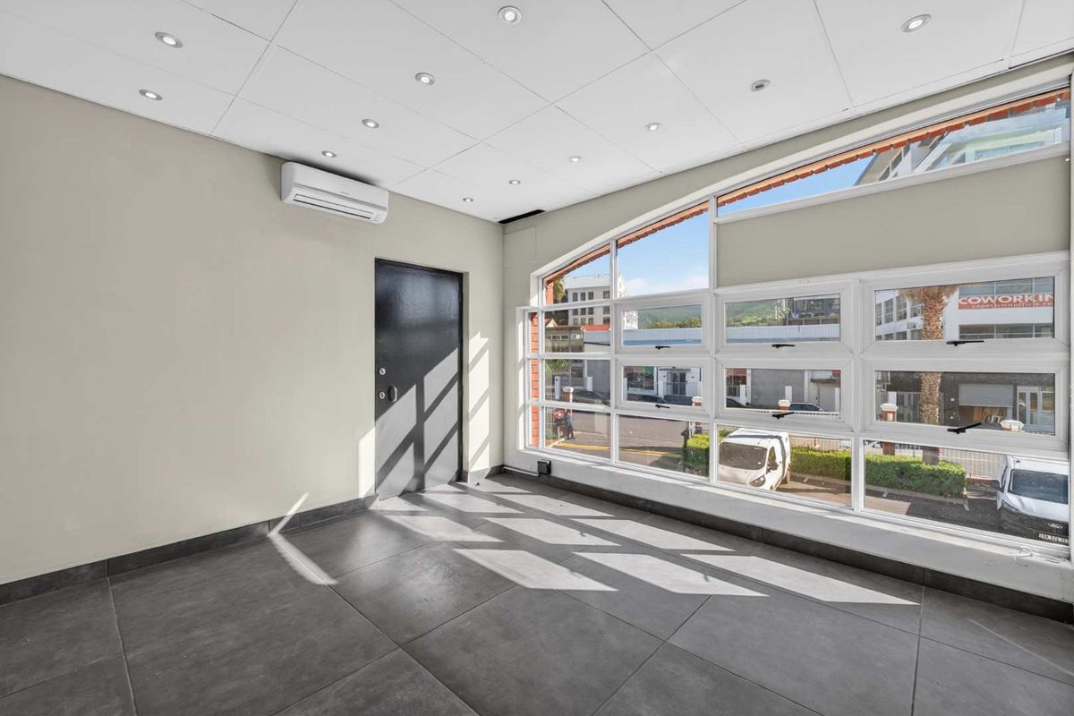 Bright 160m2 Office Space To Let in Roeland Square | Gardens | Excellent Natural Light & Exposure - Photo 2
