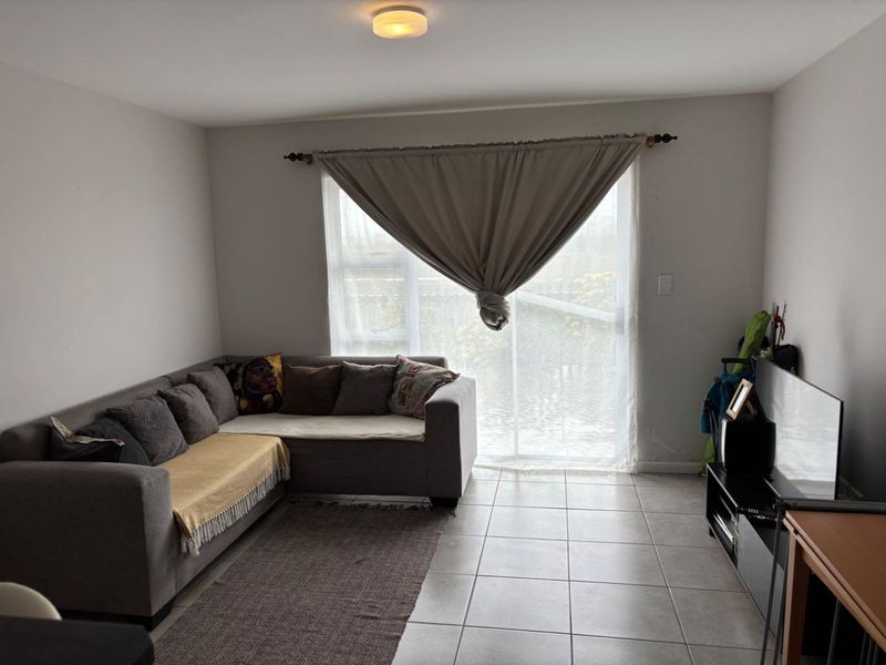 Stylish and Secure: 2-Bedroom Apartment in Eersteriver! - Photo 2