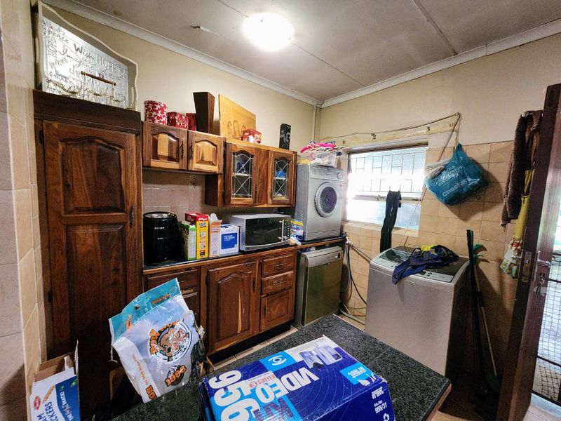 Spacious Family Home with Income-Generating Flatlet - Photo 4