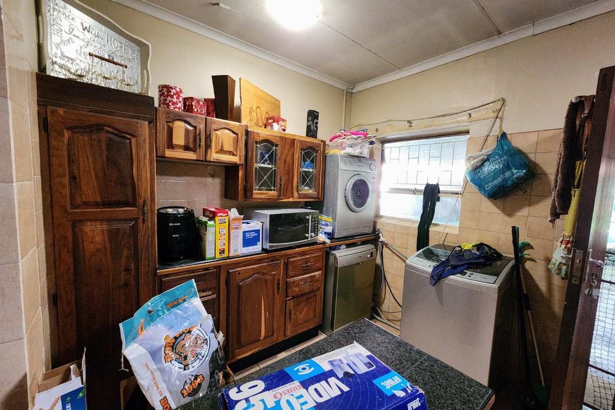 Spacious Family Home with Income-Generating Flatlet - Photo 4