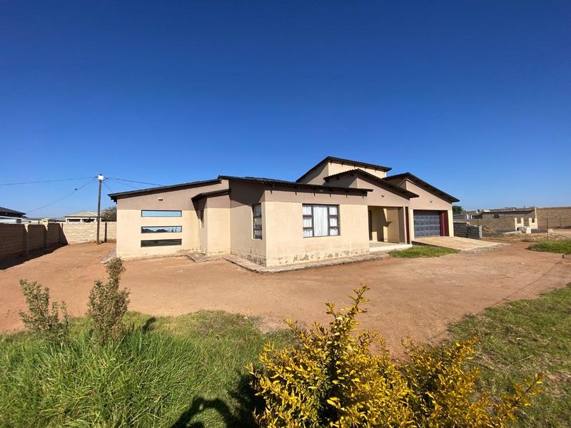 Spacious 3-Bed Home with Double Garage in Empumelweni - Photo 2