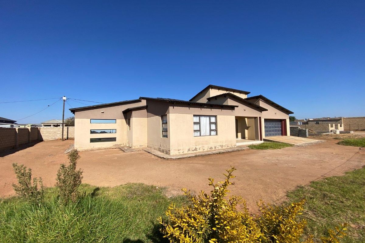 Spacious 3-Bed Home with Double Garage in Empumelweni - Photo 2