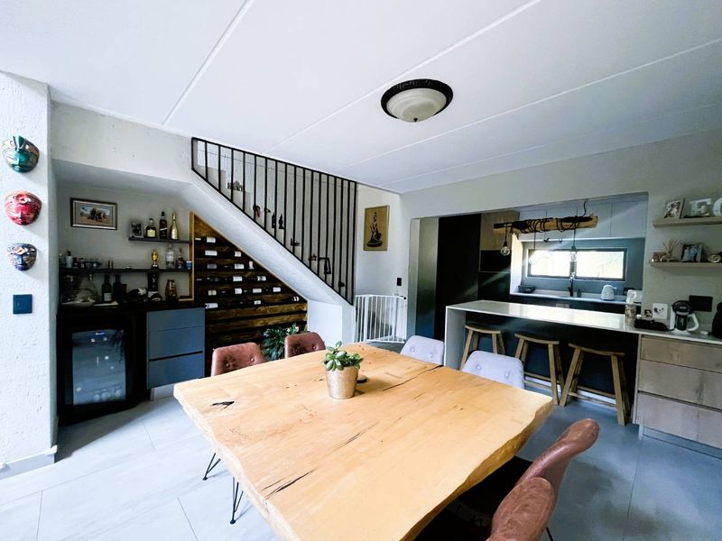 Modern Contemporary Living with Everyday Convenience - Photo 3