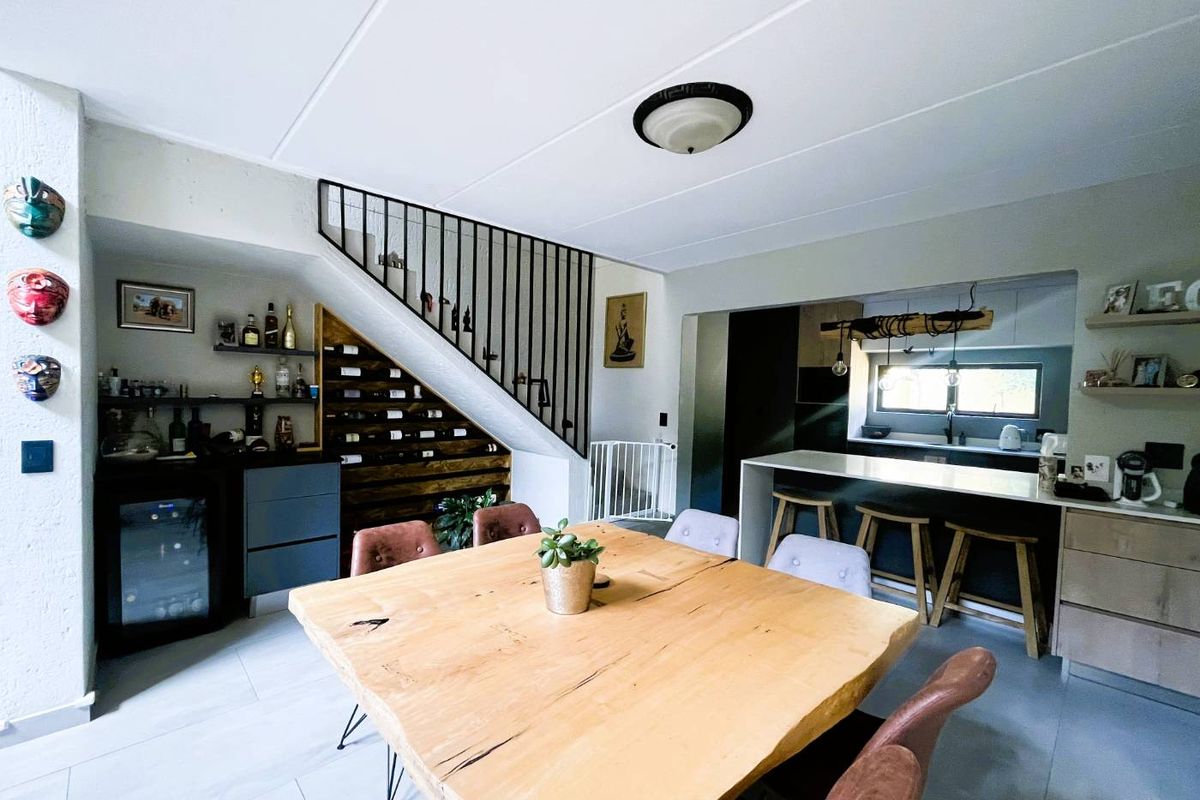 Modern Contemporary Living with Everyday Convenience - Photo 3