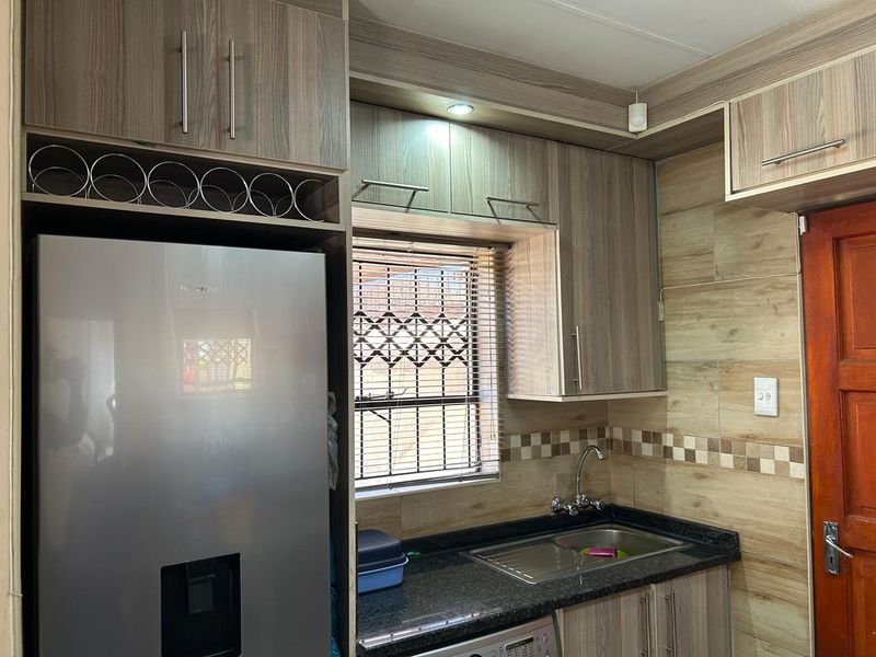 Clayville R 820 000- Neat House for Sale !! - Photo 6