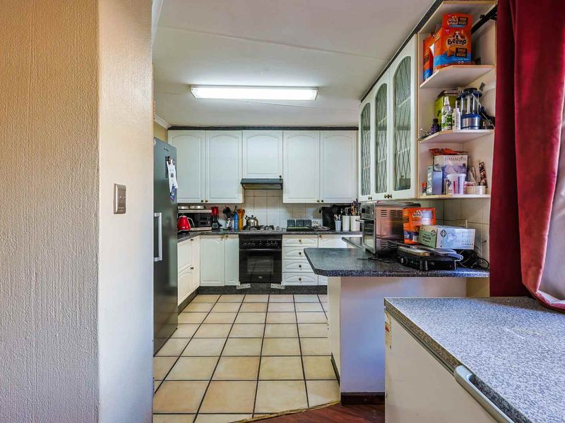 3-Bedroom Family Home in Murrayfield - Photo 8
