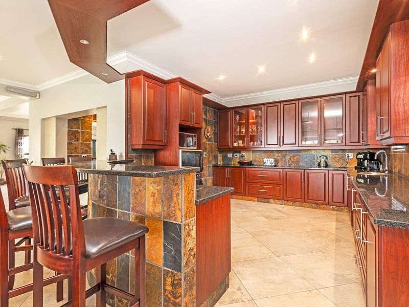 Spectacular Tuscan Villa with 13 Bedrooms and Private Apartments Overlooking Tygerberg Nature Reserve - Photo 9