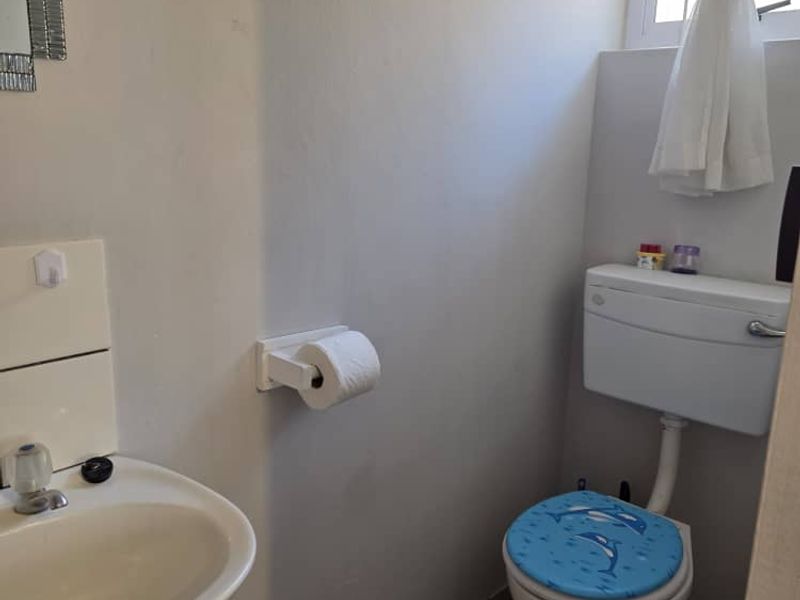 Corner rock face brick beauty with white aluminium windows and door frames. - Photo 8