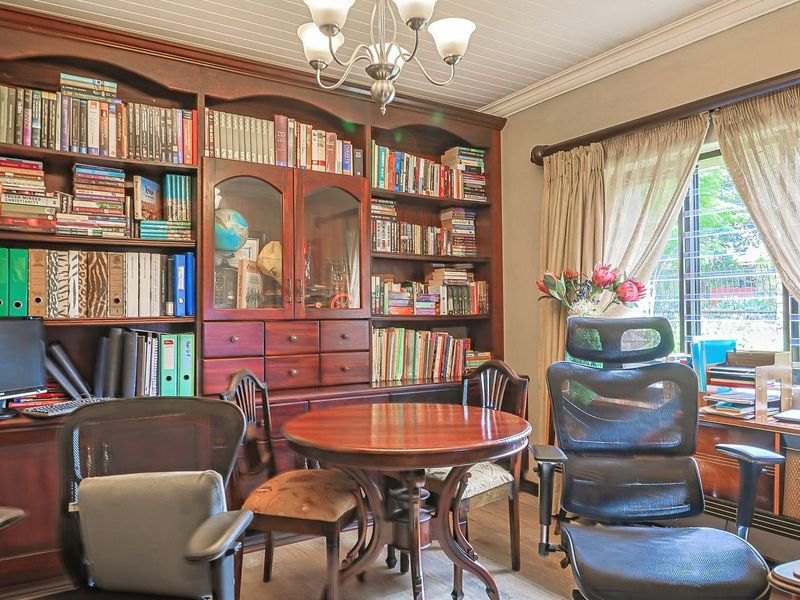 BEAUTIFUL FARMSTYLE HOME IN A SMALL SECURITY ESTATE - CLOSE TO ALL AMENITIES - Photo 6