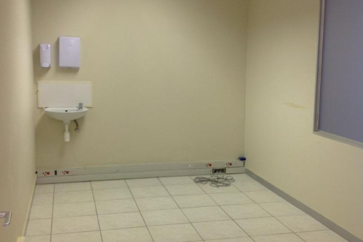 TO LET:  WINDHOEK WEST - WEST CARE MEDICAL CENTRE - Photo 3